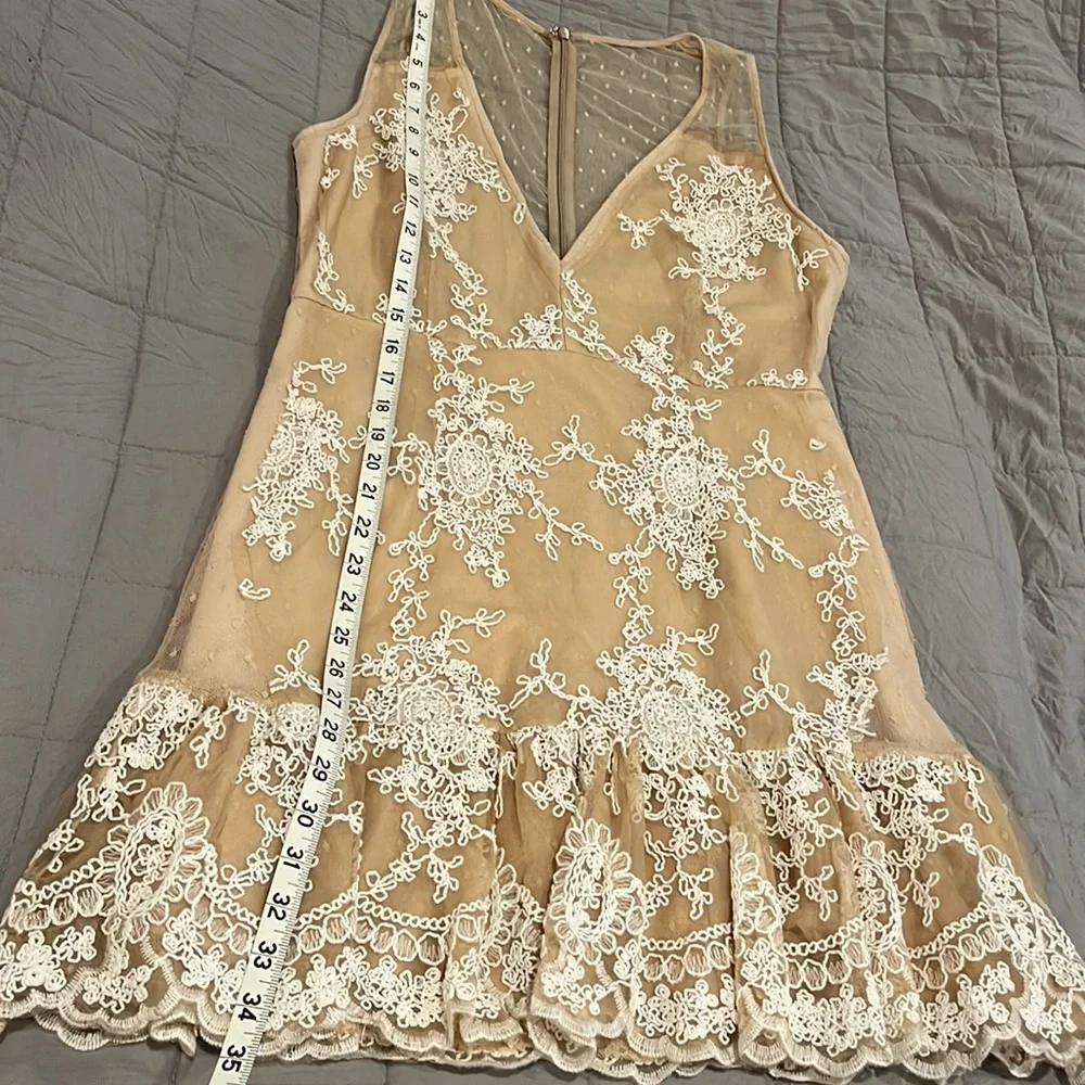 NBD stunning Beige with beautiful White Embroidery overlay dress. Sleeveless L - Picture 11 of 16